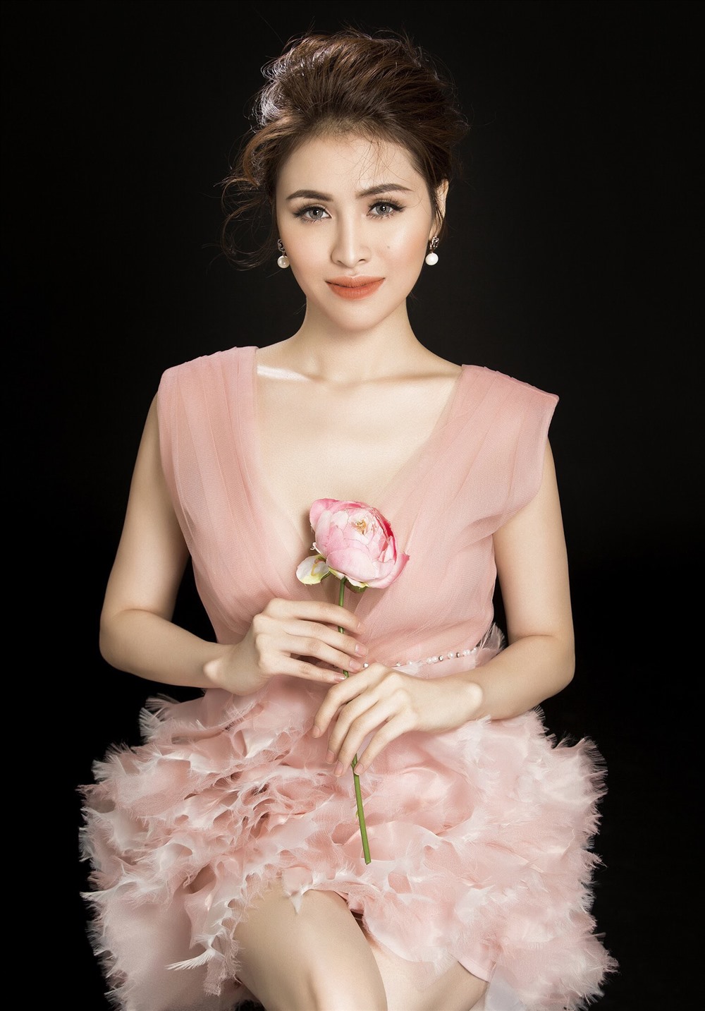 Những thiết kế bồng bềnh, mong manh đậm chất cổ điển càng làm tôn lên nét đẹp của Thư Dung. 