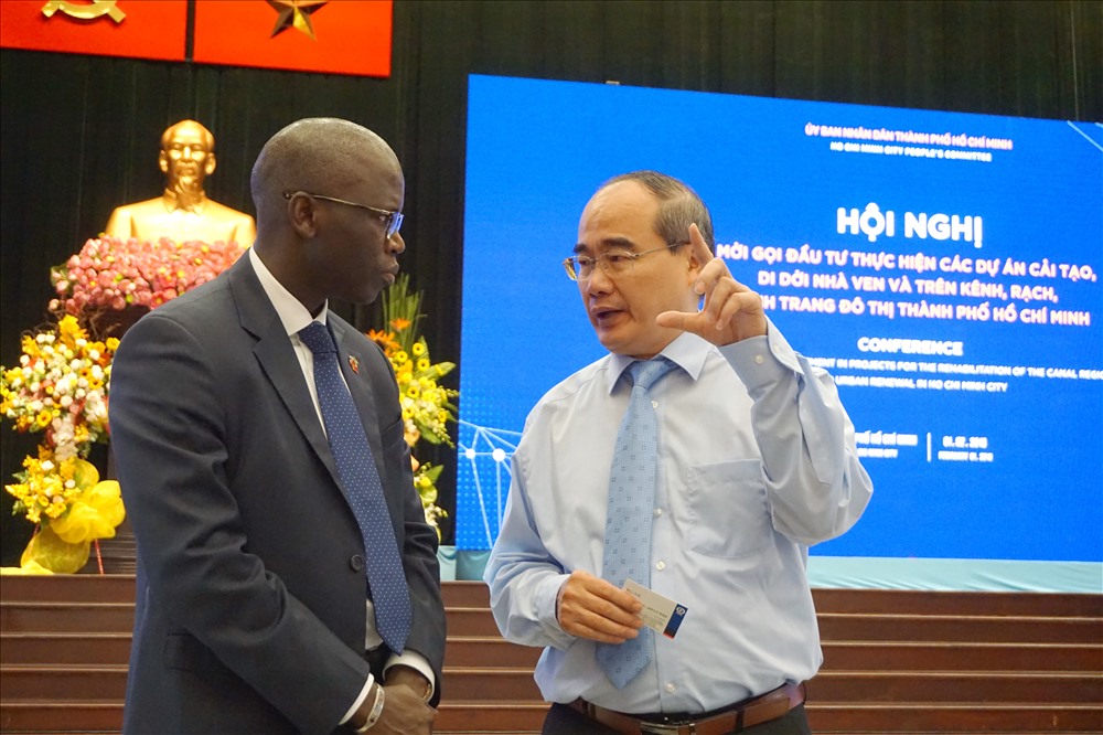 Bí thư Thành ủy TPHCM Nguyễn Thiện Nhân trao đổi với đối tác tại hội nghị.