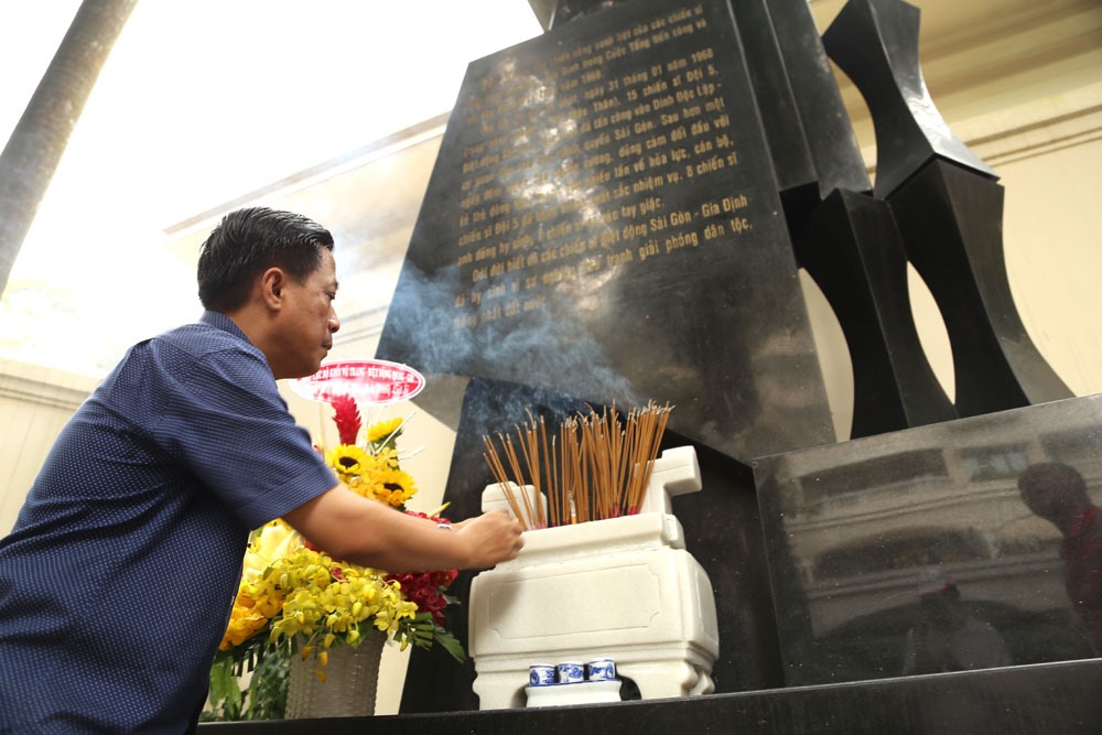  Anh Trần Vũ Bình thắp nhang cho các đồng đội của ông Trần Văn Lai tại bia tưởng niệm các chiến sĩ BĐSG hy sinh trong trận tấn công vào Dinh Độc lập Tết Mậu Thân 1968. Ảnh: TRƯỜNG SƠN
