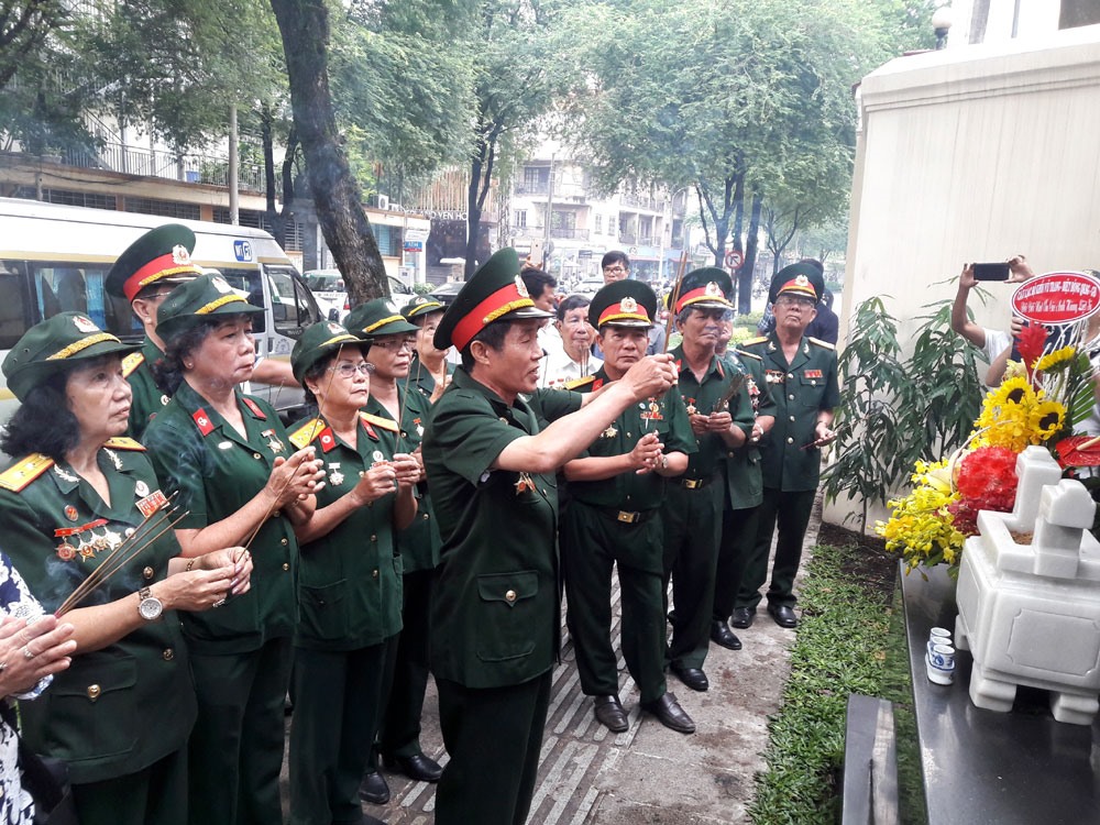 Các cựu BĐSG thắp hương tại bia tưởng niệm các chiến sĩ BĐSG hy sinh năm 1968. Ảnh: TRƯỜNG SƠN