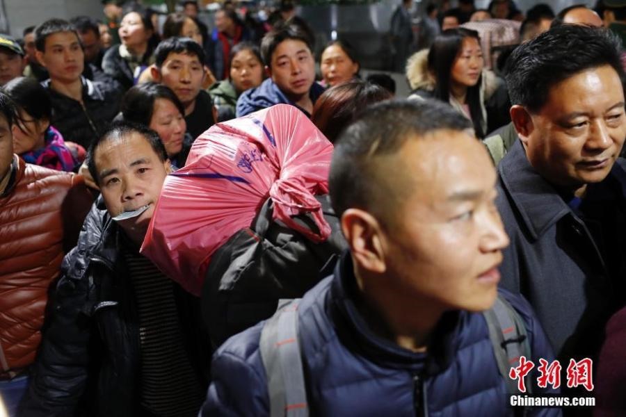 Những đợt di dân thường niên là gây áp lực rất lớn cho giao thông Trung Quốc. Ảnh: China News. 