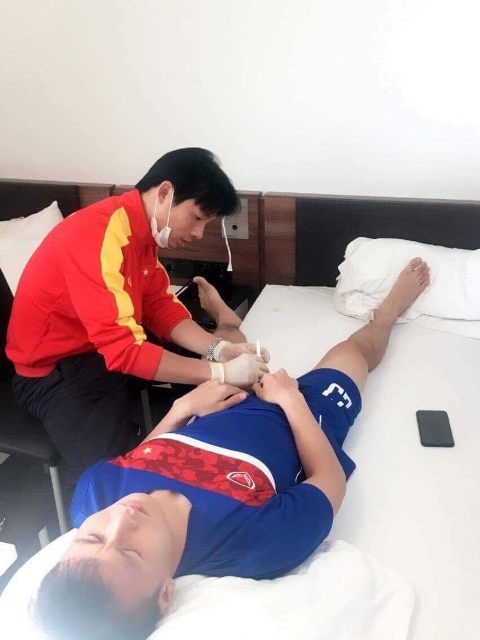 Cầu thủ Quang Hải được bác sĩ chăm sóc kỹ đôi chân vàng