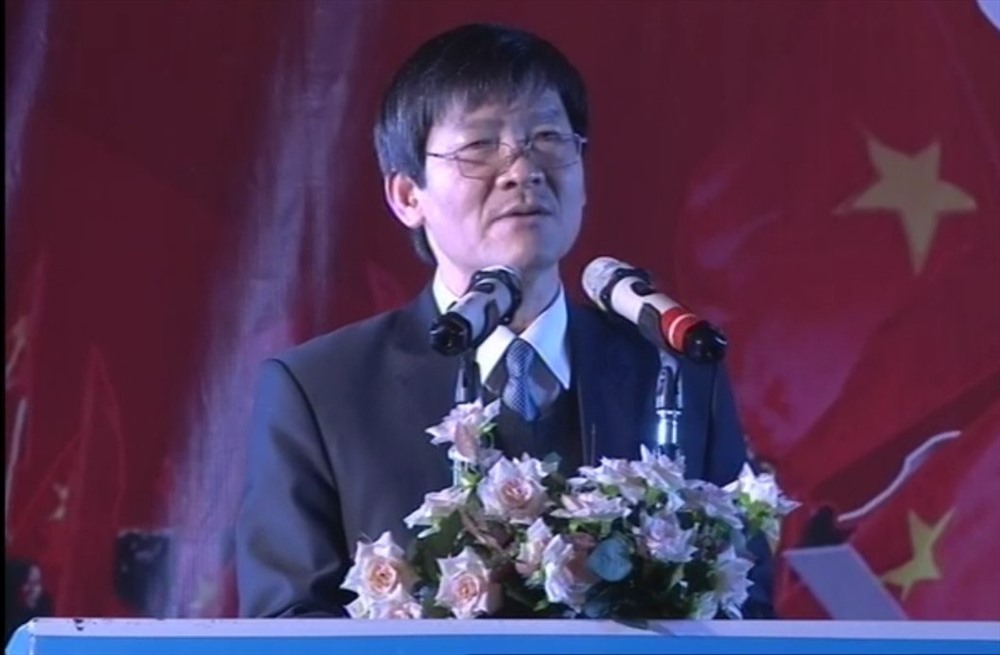 Ông Lương Văn Cầu, Phó chủ tịch UBND tỉnh Hải Dương chúc mừng các tuyển thủ