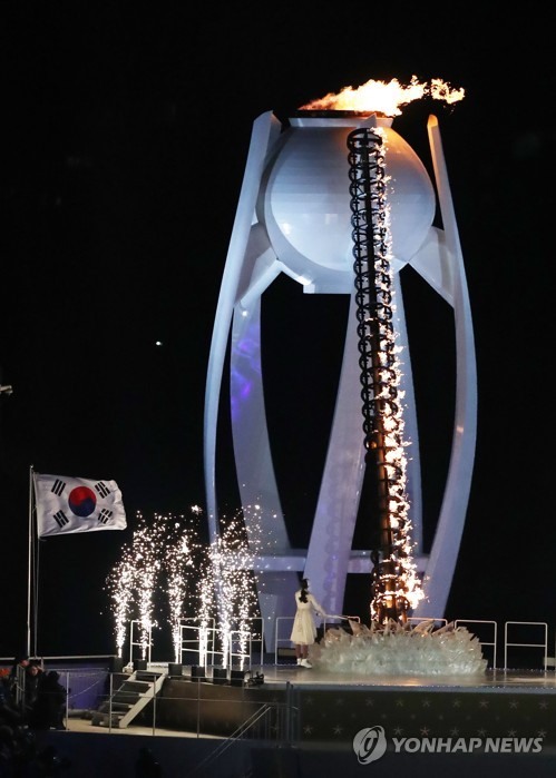 Ngọn đuốc Olympic do vận động viên trượt băng nghệ thuật Hàn Quốc Kim Yu-na thắp sáng. Ảnh: Yonhap. 