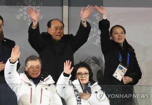 Vợ chồng Tổng thống Hàn Quốc Moon Jae-in và các đại biểu cấp cao Triều Tiên trong lễ khai mạc Olympic PyeongChang tối 9.2. Ảnh: Yonhap.