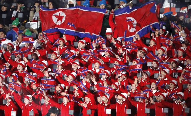 các cô gái xinh đẹp của đội cổ vũ Triều Tiên đã thu hút sự chú ý của các khán giả có mặt tại sân vận động bằng câu khẩu hiệu: “Chúng ta là một”.