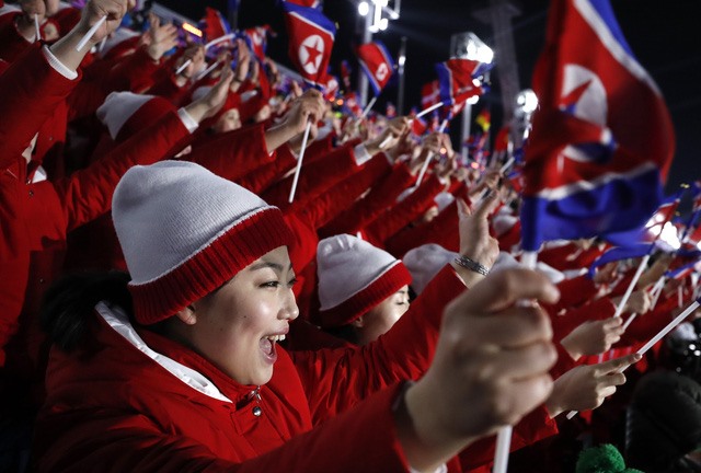 Đội cổ vũ Triều Tiên đã mang theo quốc kỳ để “tiếp lửa” cho các vận động viên diễu hành tại lễ khai mạc Thế vận hội.