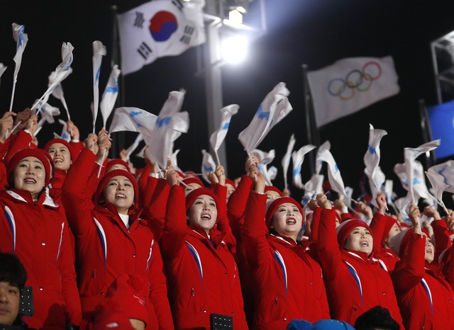  các cô gái Triều Tiên cũng vẫy lá cờ thống nhất Hàn - Triều. Đây là là cờ có in hình bán đảo Triều Tiên màu xanh trên nền trắng, tượng trưng cho sự thống nhất của bán đảo Triều Tiên.