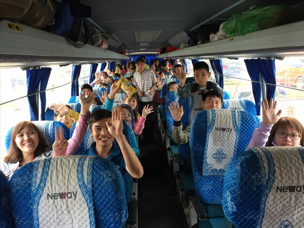 Chuyến xe chở anh chị em công nhân về Nghệ An, anh chị em công nhân hớn hở khoe “Tỉnh có nhiều cầu thủ của đội U23 Việt Nam nhất”