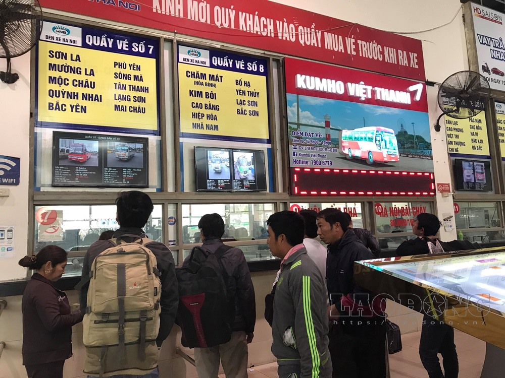 Người dân mua vé về Tết nhưng có cảnh xếp hàng chờ đợi ở bến xe Mỹ Đình.