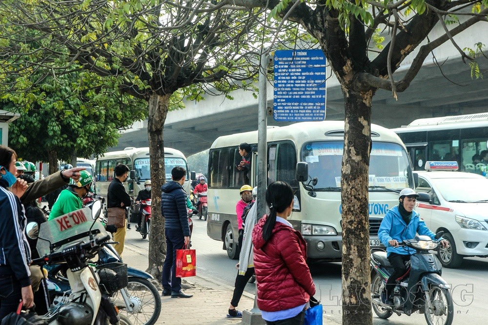 Thay vào đó, dọc các tuyến đường như Phạm Hùng, Phạm Văn Đồng, Hồ Tùng Mậu... người dân thi nhau bắt xe. Các nhà xe cũng ngang nhiên đón, trả khách giữa đường.
