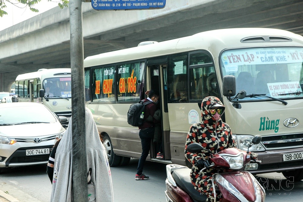 Dù đã được chấn chỉnh nhưng tình trạng bắt khách dọc đường vẫn xảy ra tại trục đường Phạm Hùng.
