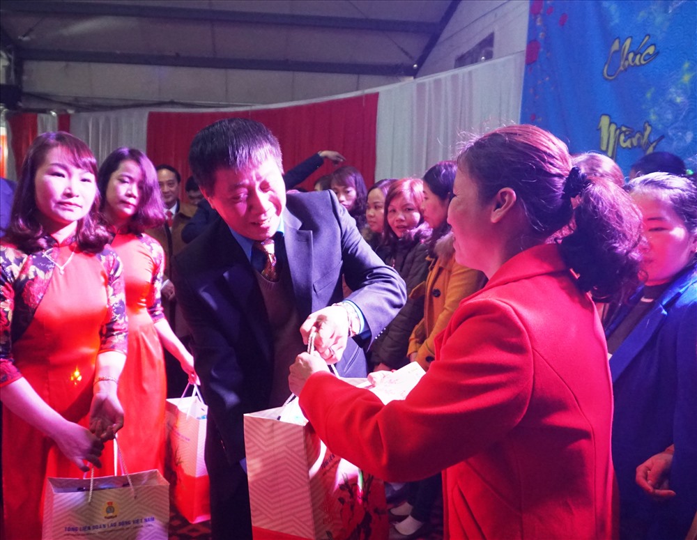  Chủ nhiệm Ủy ban Kiểm tra Tổng LĐLĐVN Tạ Văn Đồng trao quà cho công nhân. Ảnh: QĐ