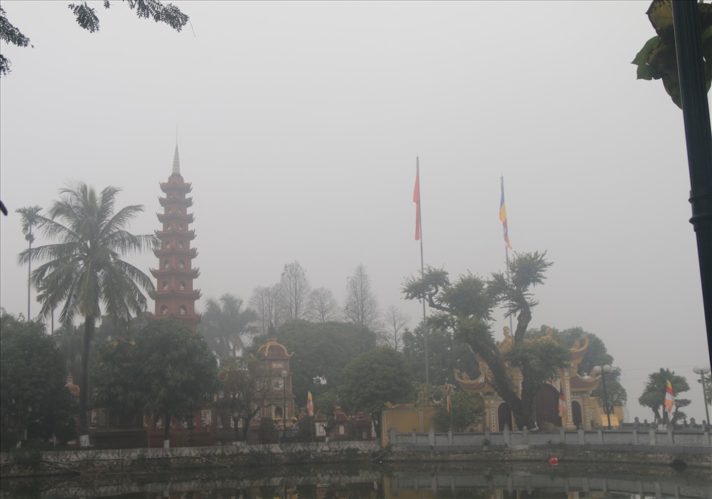 Nhiều du khách lần đầu đến thăm chùa Trấn Quốc tiếc nuối vì khó ghi lại hình ảnh đẹp của nơi đây.
