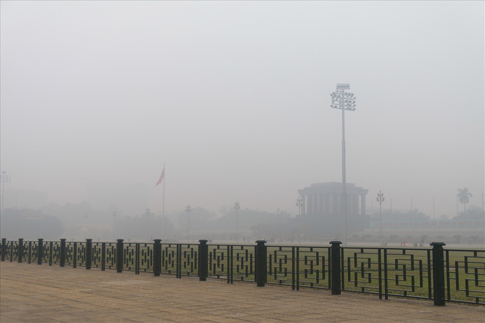 Lăng Chủ tịch Hồ Chí Minh cũng bị lớp sương dày bao phủ.