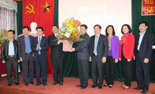 Trưởng ban Tổ chức Thành ủy Hà Nội Vũ Đức Bảo (người đứng thứ 5 bên phải) chúc mừng tân Phó Bí thư Huyện ủy Quốc Oai Đỗ Huy Chiến.