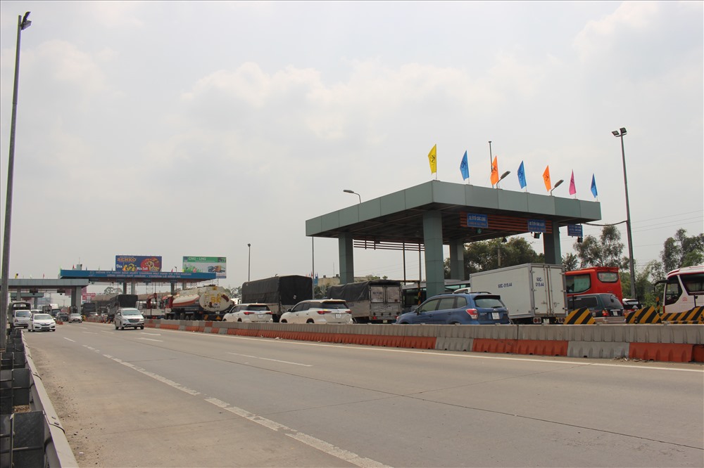 Xe ùn ứ tại Trạm thu phí đường cao tốc TP.HCM -Trung Lương.