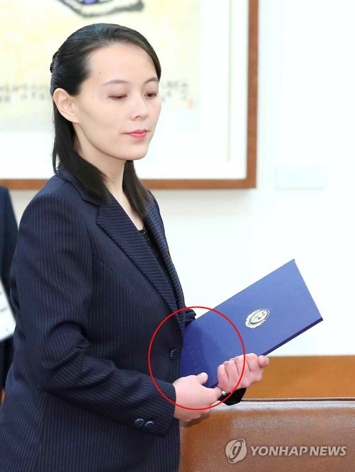 Em gái ông Kim Jong-un mang theo file tài liệu màu xanh khi đến gặp Tổng thống Hàn Quốc. Ảnh: Yonhap.
