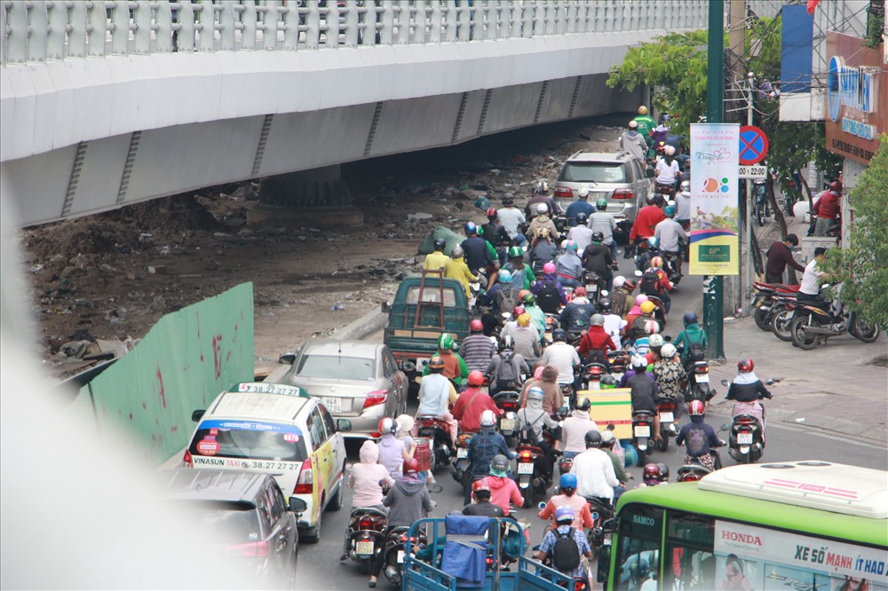Đường Nguyễn Kiệm ra vòng xoay Nguyễn Thái Sơn cũng bị ùn tắc kéo dài.