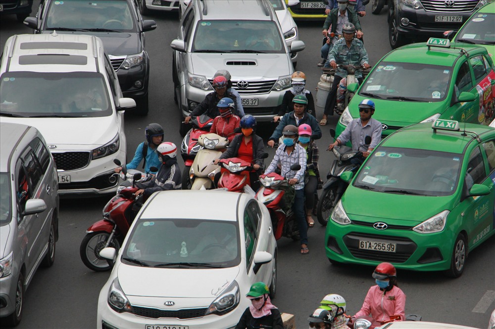 Những ngày qua, lượng người đổ về sân bay Tân Sơn Nhất lớn khiến các tuyến đường quanh sân bay thường xuyên bị ùn tắc.