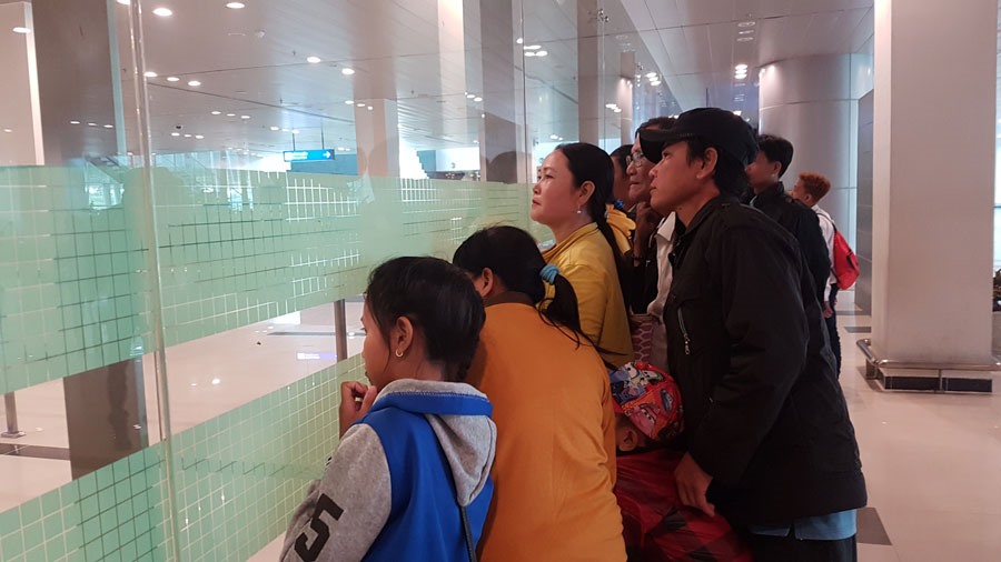 Nhiều người thân ra sân bay từ sớm chờ đón các cô dâu Việt về nước (ảnh: P.V)