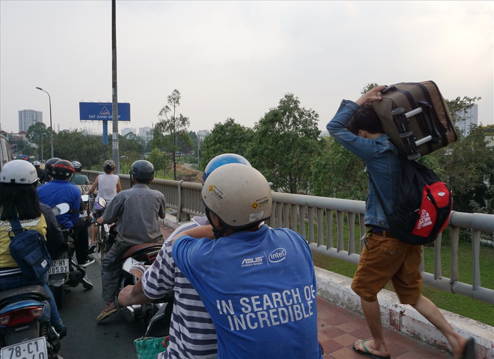 Sợ lỡ chuyến xe, một thanh niên bỏ taxi để vác hành lý đi bộ hơn một km qua cầu Bình Triệu về bến xe Miền Đông