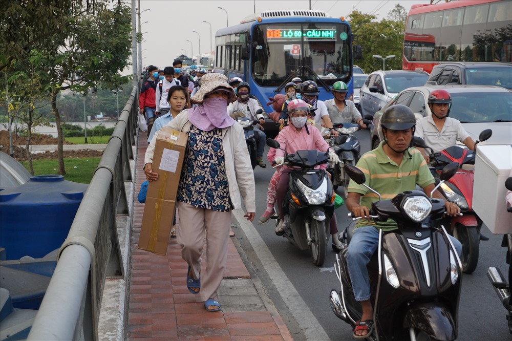 Hành khách ôm hành lý đi bộ hàng km vào bến xe Miền Đông