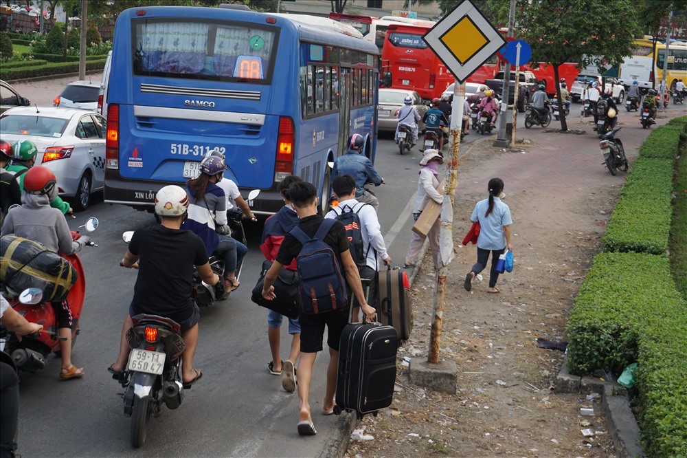 Hành khách khổ sở trên đường ra bến xe về quê ăn tết vì kẹt xe