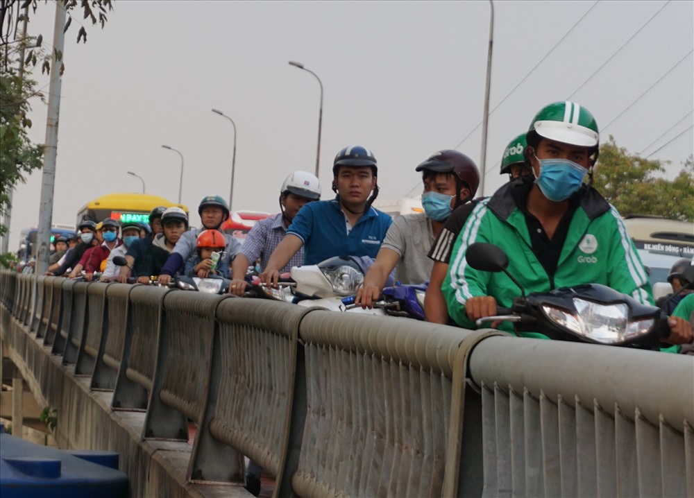 Xếp hàng dài chờ qua cầu Bình Triệu