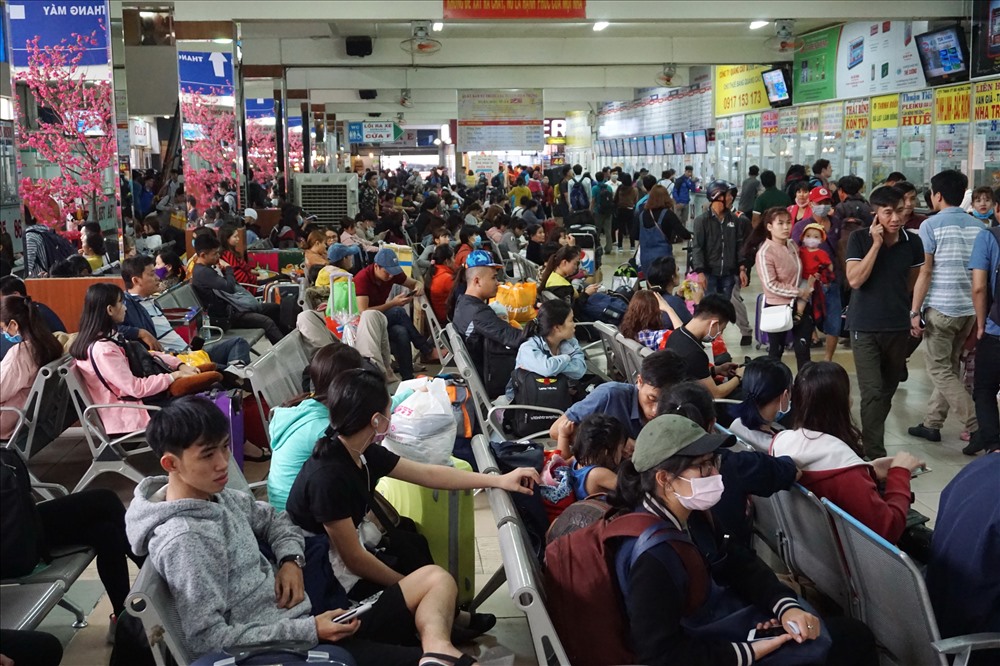 Bên trong bến xe, hàng ngàn hành khách chờ xe xuất bến để về quê ăn Tết