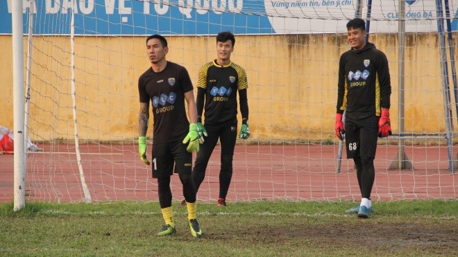 Tiến Dũng (giữa) đã được bắt chính trận đầu tiên ở AFC Cup. Ảnh: Khánh Hưng