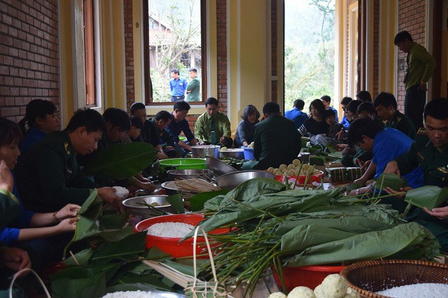Tham gia gói bánh chưng cùng gia đình Đại tướng Võ Nguyên Giáp còn có các cán bộ, chiến sỹ biên phòng và đoàn viên, thanh niên tại huyện Quảng Trạch.