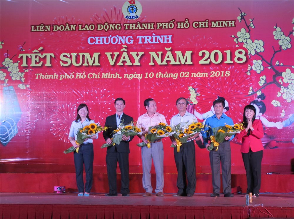 Bà Trần Kim Yến - Chủ tịch LĐLĐ TP (phải ảnh) tặng hoa thay cho lời cảm ơn các đơn vị, doanh nghiệp đã đồng hành với tổ chức công đoàn chăm lo cho đoàn viên, CNLĐ