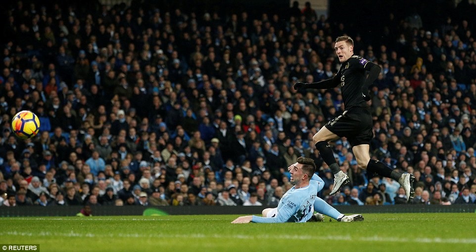 Jamie Vardy (áo đen) ghi bàn duy nhất cho Leicester ở phút thứ 24. Ảnh: Reuters.