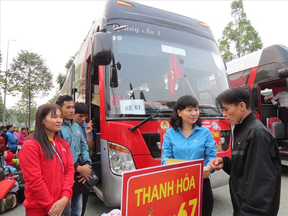 Chủ tịch LĐLĐ tỉnh Bình Dương Trương Thị Bích Hạnh trả lời các thắc mắc của CN về vé xe