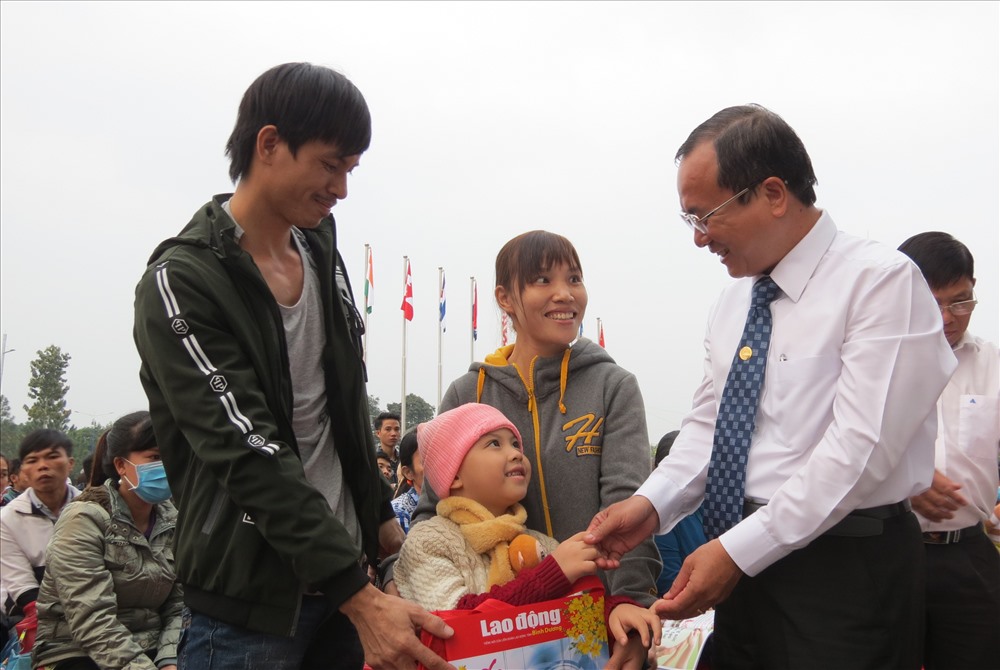 Bí thư tỉnh ủy Trần Văn Nam thăm hỏi một gia đình CN