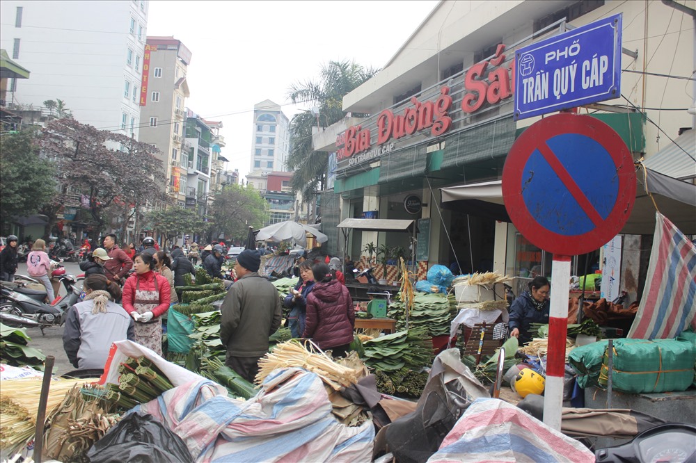 Tại phố Trần Quý Cáp chợ lá dong, lá chuối hoạt động nhiều năm nay, những ngày cận Tết càng thêm tấp nập.