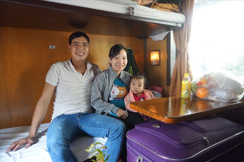 Vợ chồng anh Nguyễn Đình Phong (quê Nghệ An) – Công nhân Công ty TNHH Koda Sài Gòn hạnh hạnh phúc khi được tặng vé về quê ăn tết. 