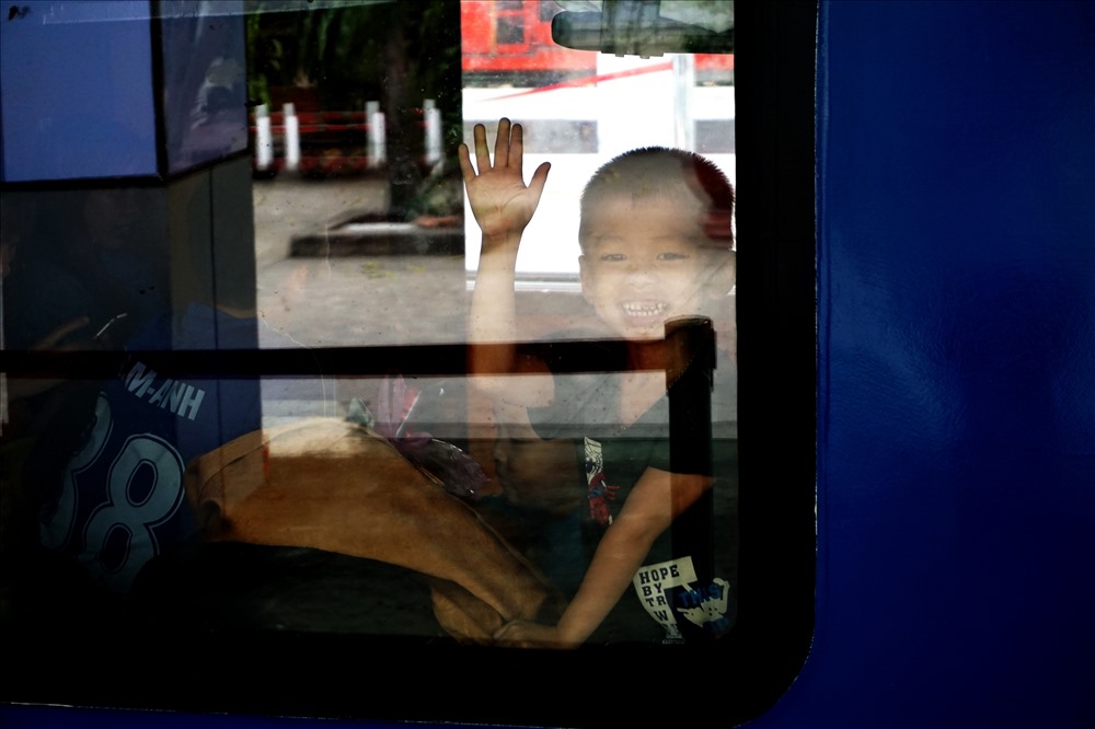 Niềm vui của con công nhân trên tàu SE30 trước lúc tàu lăn bánh rời ga sài Gòn đưa em về quê ăn tết.