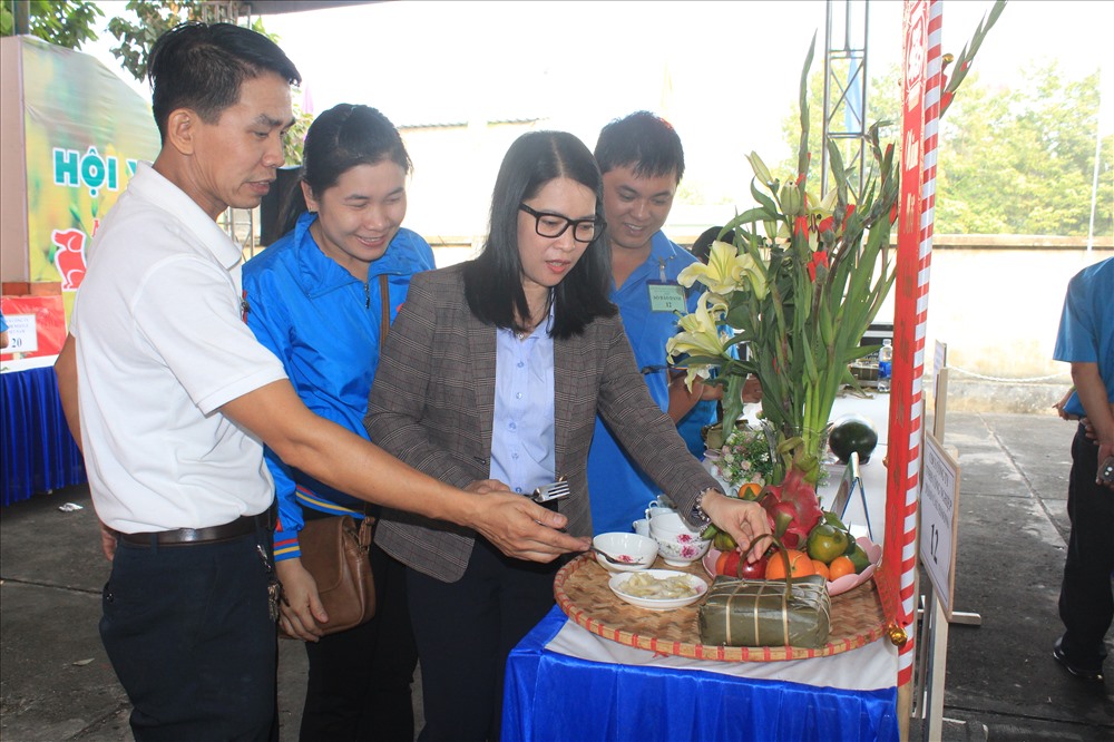 Ngoài ra, tại Công đoàn các KCN Biên Hòa cũng đang tổ chức chương trình Hội Xuân Mậu Tuất 2018 với các hoạt động như: Gian hàng, thi nấu bánh trưng, văn nghệ... dành cho công nhân tại Biên Hòa