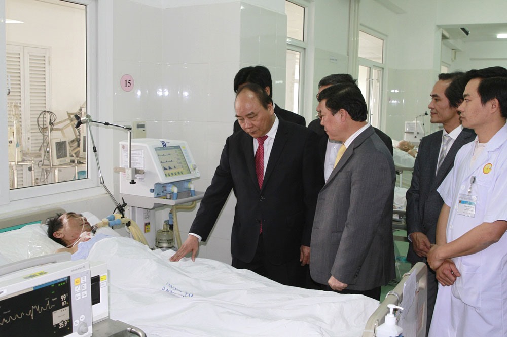 Thủ tướng thăm, tặng quà một bệnh nhân đang điều trị tại Bệnh viện C Đà Nẵng.