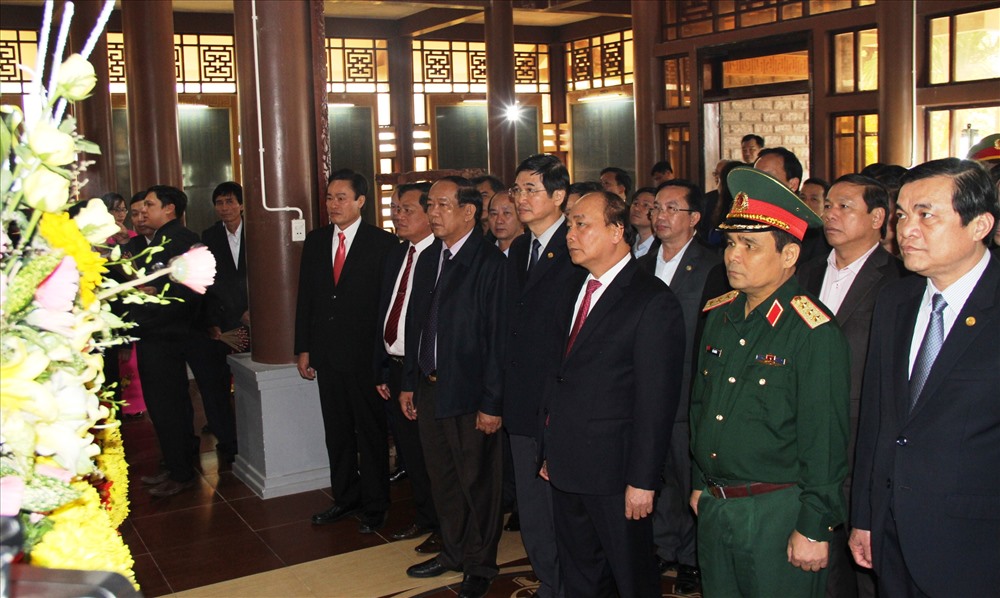 Thủ tướng Chính phủ Nguyễn Xuân Phúc cùng đoàn công tác viếng hương tại Đền Liệt sĩ huyện Quế Sơn. Ảnh: LP