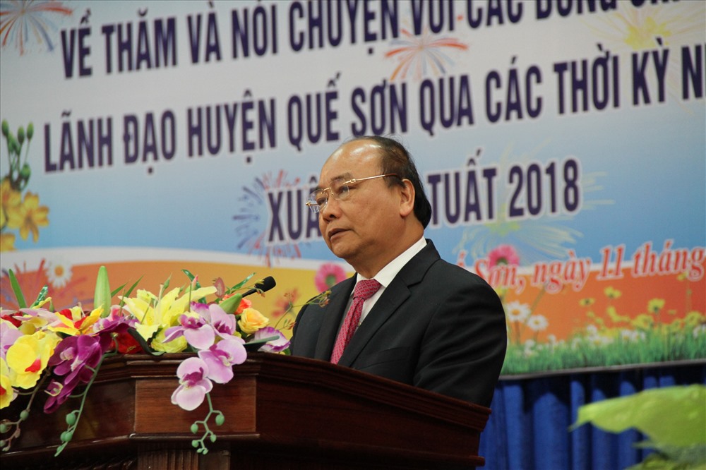 Thủ tướng Chính phủ Nguyễn Xuân Phúc nói chuyện cùng lãnh đạo huyện Quế Sơn qua các thời kỳ. Ảnh: LP