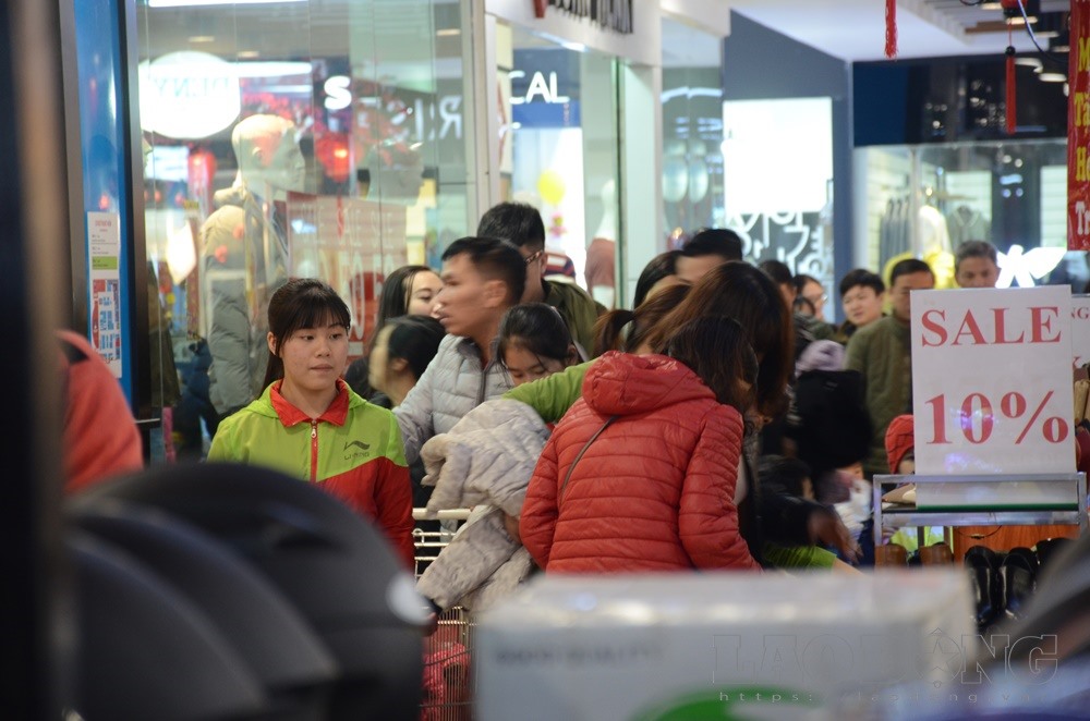 Tại siêu thị Big C Miền Đông ( quận 10), lượng khách mua sắm Tết tăng đột biến từ sáng sớm.
