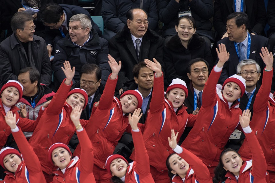 Tổng thống Hàn Quốc Moon Jae In (hàng trên cùng, góc trái) theo dõi trận đấu cùng các quan chức cấp cao nhất của phái đoàn Triều Tiên là ông Kim Yong Nam (hàng trên cùng, giữa), chủ tịch quốc hội, và bà Kim Yo Jong (hàng trên cùng, thứ hai từ phải sang), em gái nhà lãnh đạo Kim Jong Un.