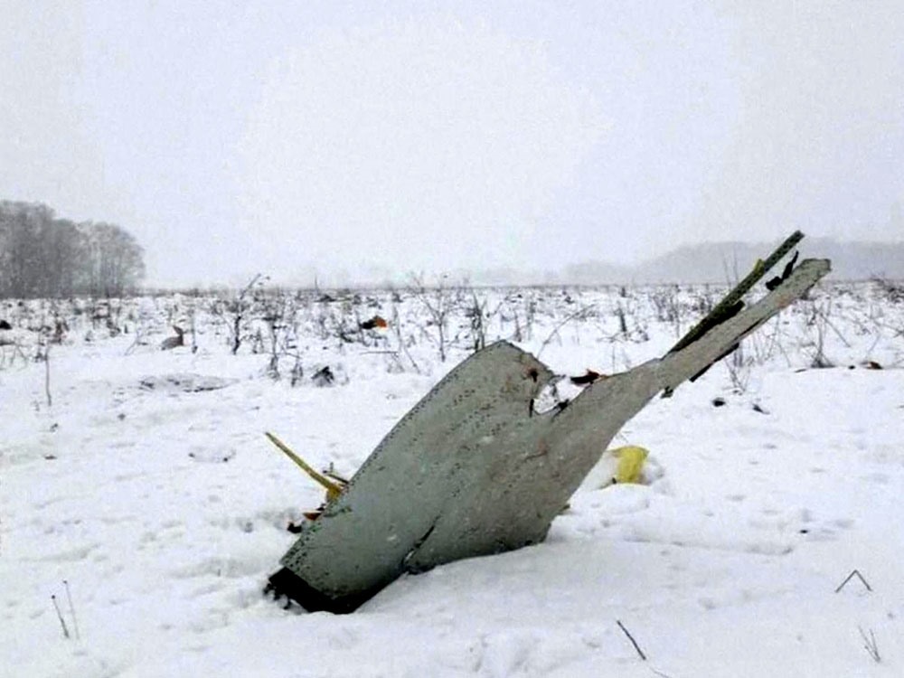 Một mảnh vỡ của máy bay trong vùng tuyết trắng gần Mátcvơva. Ảnh: SkyNews.