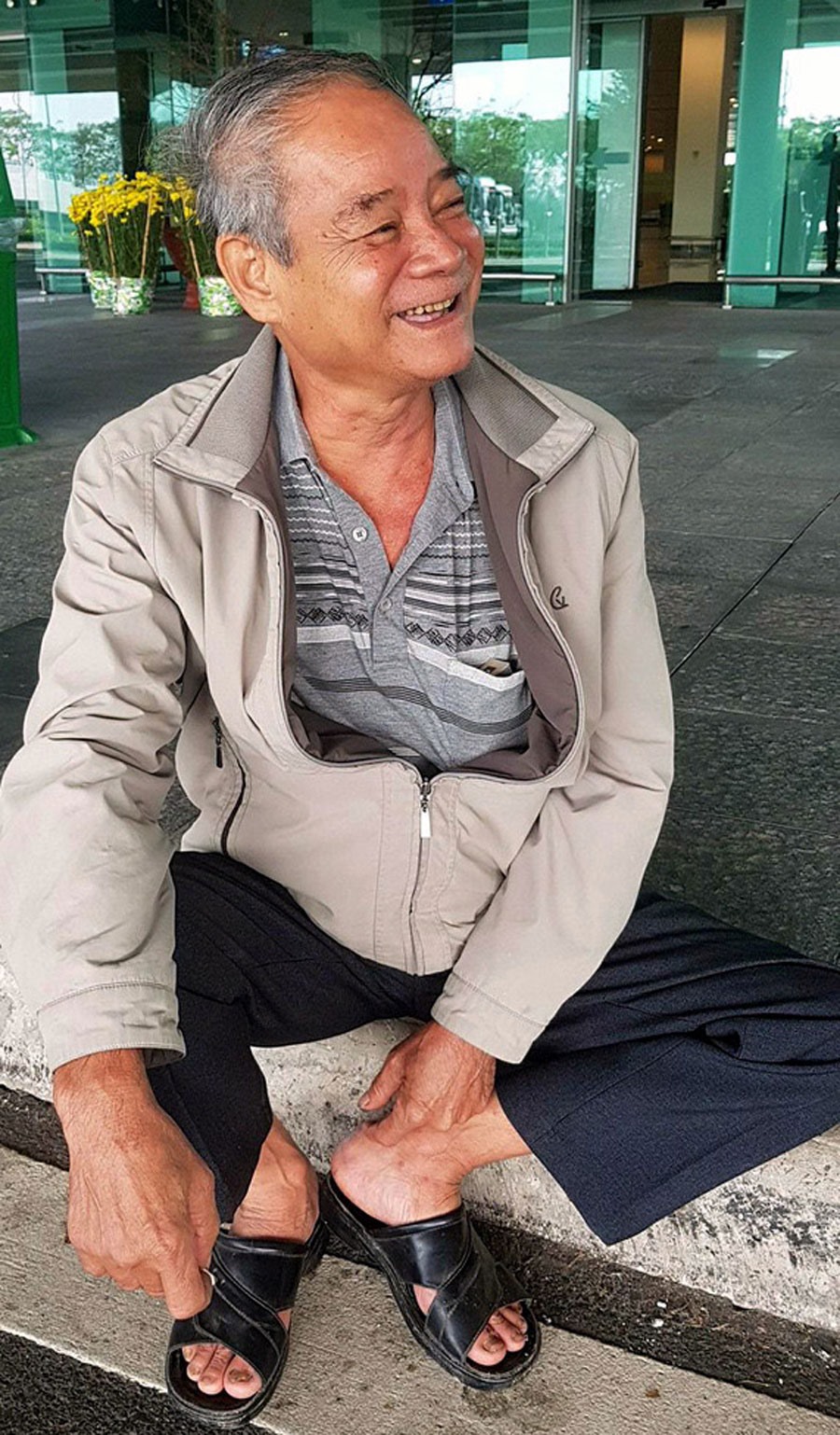 Ông Đặng Văn Viễn, 71 tuổi, thức suốt đêm đến Sân bay từ rất sớm để đón con về quê ăn Tết. 