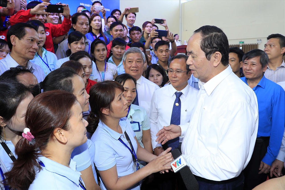 Chủ tịch Nước Trần Đại Quang thăm hỏi công nhân lao động Cty Esquel Garment (Bình Dương) ngày 30.1. Ảnh: TTXVN