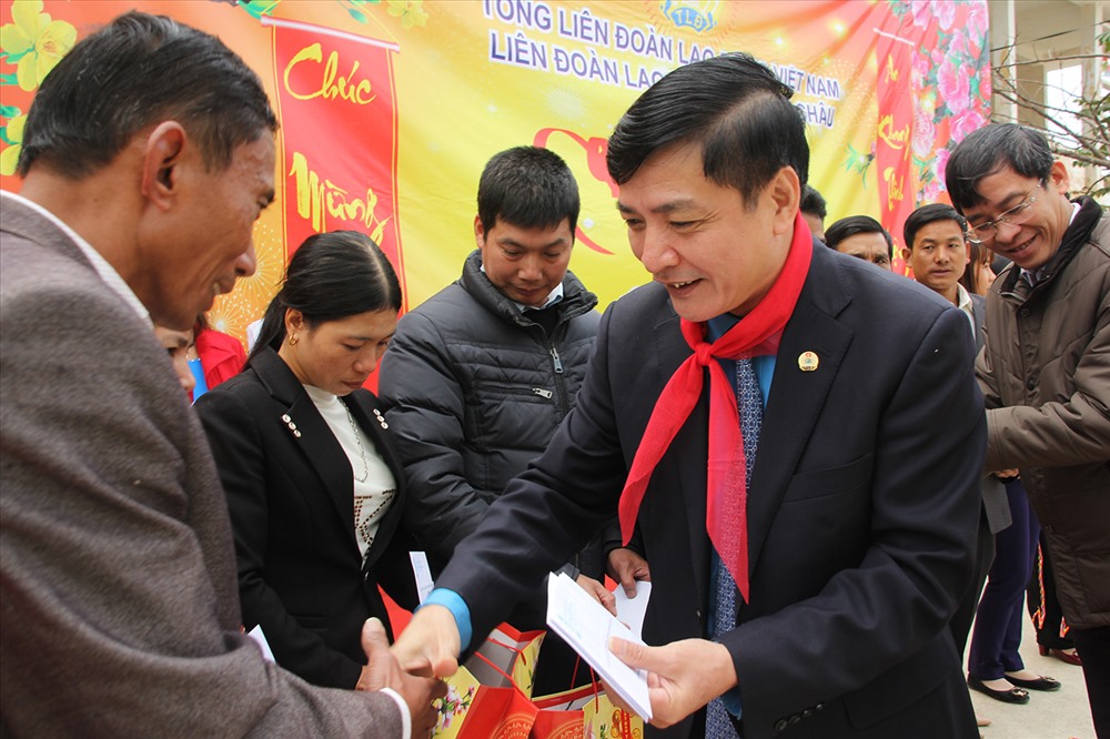 Chủ tịch Tổng LĐLĐVN Bùi Văn Cường trao quà tết cho CNLĐ ở Thu Lũm (Mường Tè, Lai Châu) ngày 30.1. Ảnh: THANH HẢI