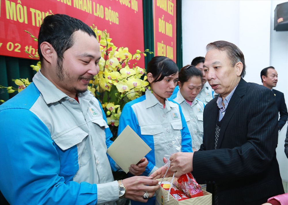 Chiều 2.2, tại Hà Nội, đồng chí Mai Đức Chính - Phó Chủ tịch Tổng LĐLĐVN - trao quà cho CN Cty TNHH MTV môi trường đô thị Hà Nội (URENCO). Ảnh: HẢI NGUYỄN